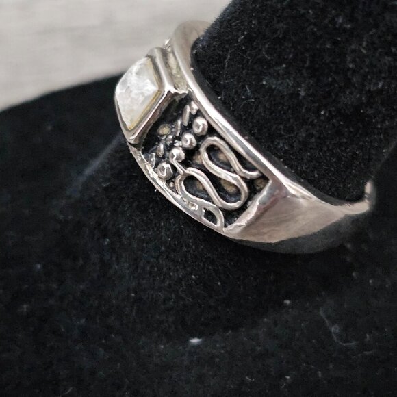 Vintage Silver Tone White Calcite Inlay Art Deco Etched Ring - Picture 2 of 7